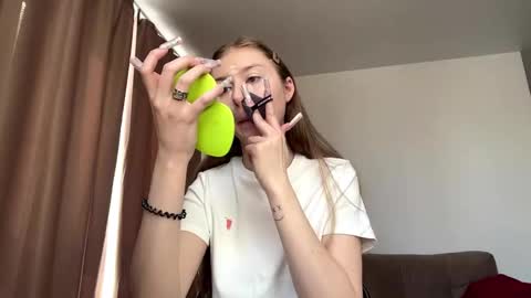 Mia online show from March 17, 8:52 am