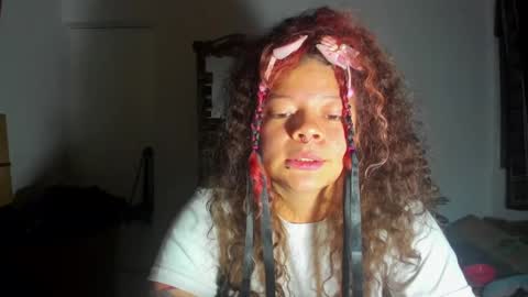 Snapshot of madam_sativa chatting on March 8, 3:28 am di online show from March 8, 3:28 am