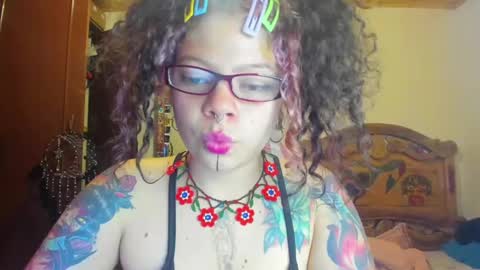 Snapshot of madam_sativa chatting on February 11, 7:05 pm di online show from February 11, 7:05 pm