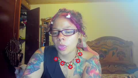 Snapshot of madam_sativa chatting on February 17, 7:33 pm di online show from February 17, 7:33 pm