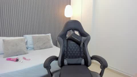 M A D I S O N online show from March 4, 7:33 pm