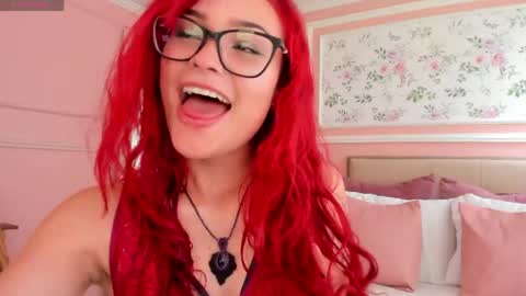 Mae Lyra online show from May 25, 5:19 pm