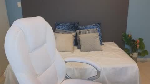 Maiaa Ruiz  online show from February 14, 5:25 pm