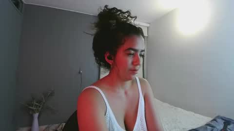 Snapshot of maithe_perroni chatting on March 8, 1:06 am   Lauu online show from March 8, 1:06 am