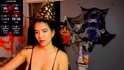 Snapshot of maithe_perroni chatting on October 28, 12:11 am   Lauu online show from October 28, 12:11 am