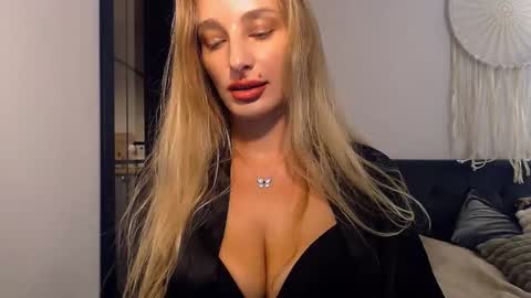 Snapshot of marilyndevilish chatting on September 15, 8:32 pm MarilynDevilish online show from September 15, 8:32 pm