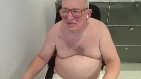 martin_1947 online show from October 30, 10:32 pm