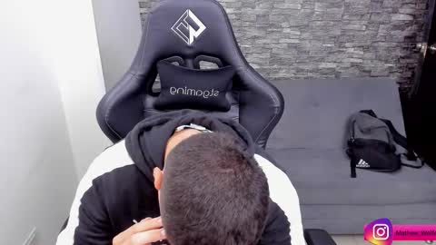 Mathew Independent model online show from November 16, 11:18 pm