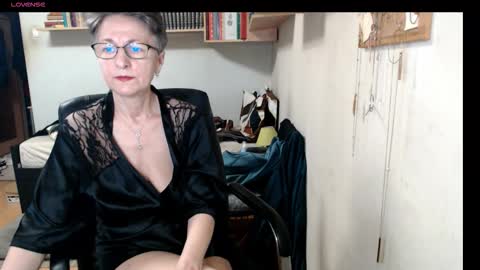 maturekate online show from October 13, 6:37 am
