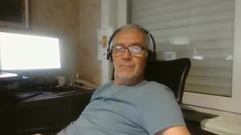 Snapshot of maxou569 chatting on October 15, 8:37 am maxou569 online show from October 15, 8:37 am