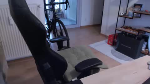 maxp0wer21 online show from December 14, 1:05 pm