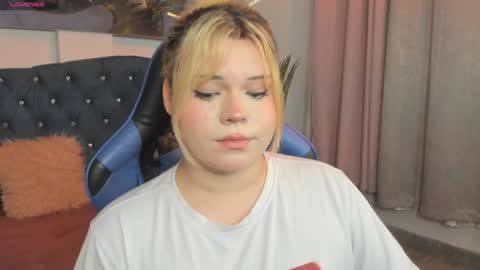 Maxine Minx online show from February 1, 9:00 am