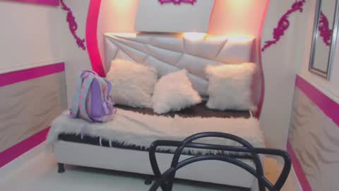 Snapshot of mayaa_ross chatting on December 20, 7:33 am Maya online show from December 20, 7:33 am