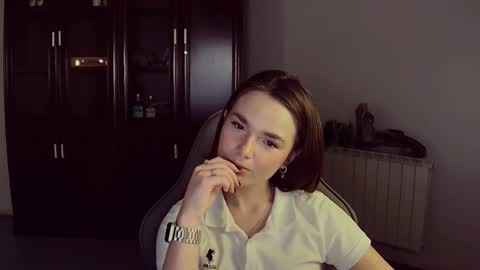 maybloom_ online show from November 14, 12:29 pm