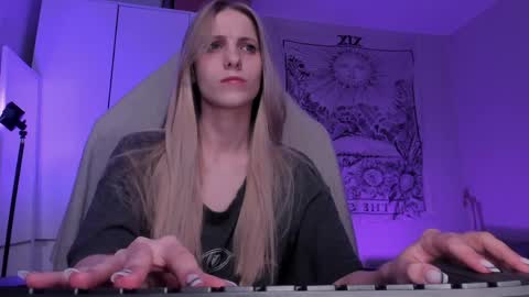 Anna online show from April 2, 8:05 pm