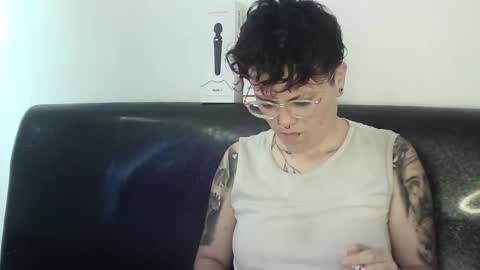 Snapshot of megan_coop3r_ chatting on February 17, 7:23 pm Megan and sophi online show from February 17, 7:23 pm