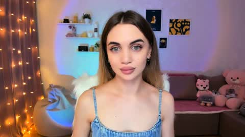 Snapshot of mellifluoustess chatting on December 22, 1:45 am Tessa online show from December 22, 1:45 am