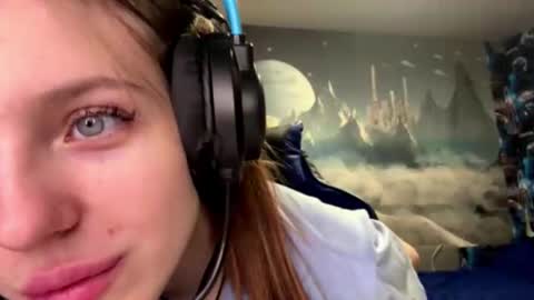 Hi Im Aria 18 years old online show from January 9, 3:39 pm