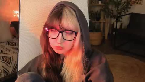 Snapshot of memorycadence chatting on October 19, 4:11 pm Mia online show from October 19, 4:11 pm