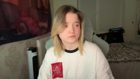 Snapshot of meowki4 chatting on January 1, 1:47 am meowme online show from January 1, 1:47 am