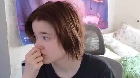 Snapshot of meowki4 chatting on October 7, 7:04 am meowme online show from October 7, 7:04 am