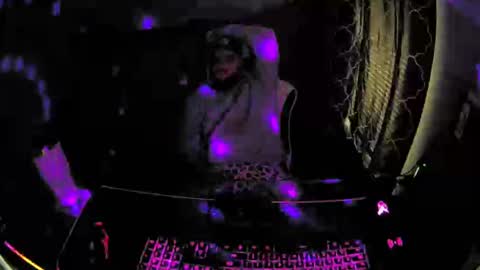 mesmereyes online show from December 28, 1:06 pm