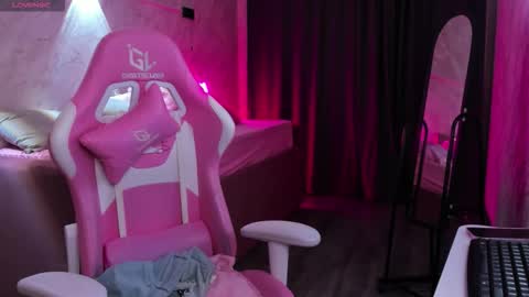 Mia  GMT7 Mon Tue Wen Thur 1000am-0300pm Sat 0300am-0900am online show from January 13, 1:02 am