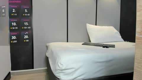 M I A  online show from January 16, 2:31 am