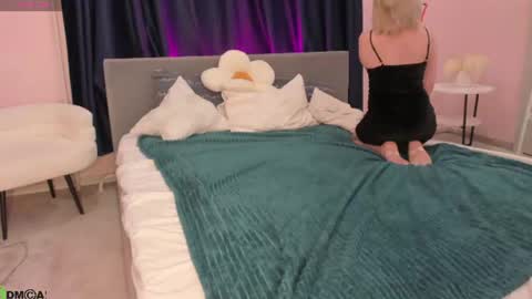 Mia online show from June 22, 3:01 am