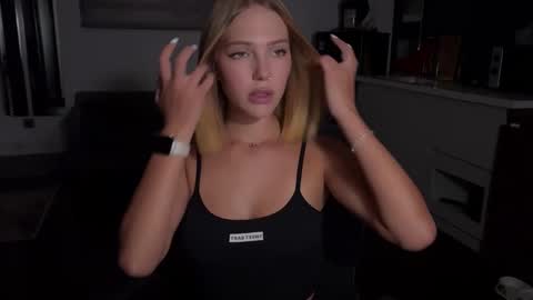 mia_floo online show from September 25, 3:30 pm