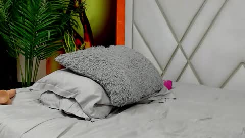 mia_kleim1 online show from March 12, 2:04 am