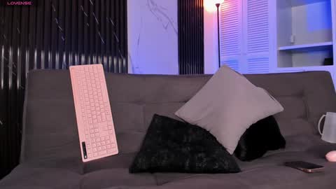 Mia online show from December 7, 4:04 am