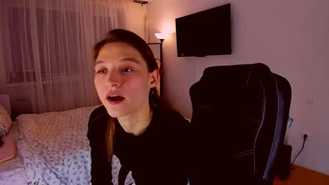 Mia online show from April 8, 7:50 pm