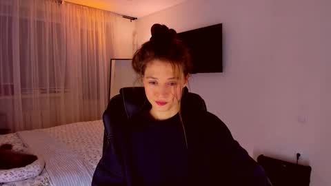 Mia online show from April 9, 7:19 pm