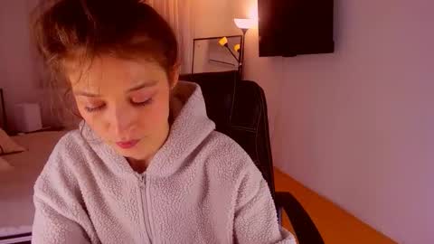 Mia online show from February 5, 8:01 pm