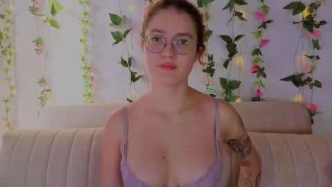 Snapshot of miawinxxx848 chatting on October 17, 9:19 pm Mia Winx  online show from October 17, 9:19 pm