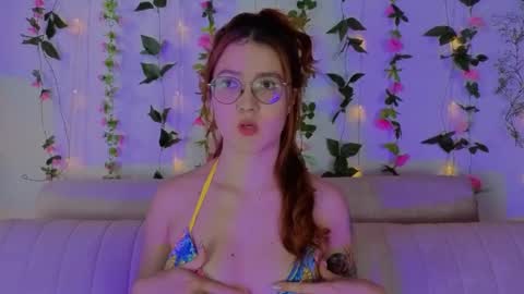 Snapshot of miawinxxx848 chatting on October 13, 9:28 pm Mia Winx  online show from October 13, 9:28 pm