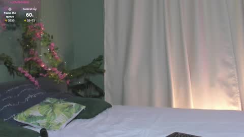 michele_mack online show from December 2, 2:43 am