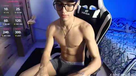 Mike Pineapple online show from March 1, 4:50 am