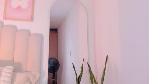 mila_stark333 online show from April 18, 10:39 am