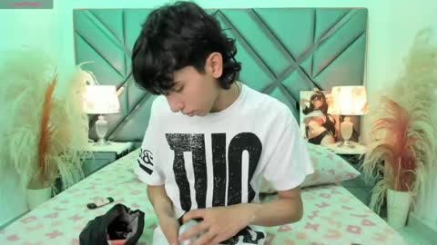 milan_lewiss online show from April 16, 12:38 pm