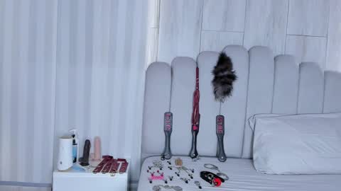 MILEY  online show from October 27, 9:15 pm