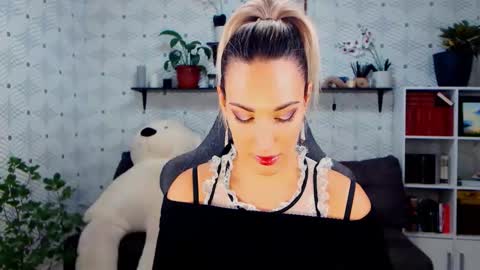 MillaXQueen online show from November 14, 10:39 am