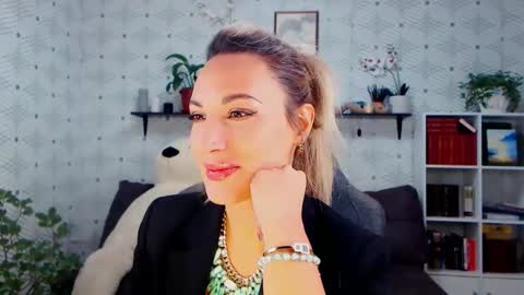 MillaXQueen online show from October 25, 3:12 pm