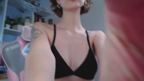 Snapshot of milly_ross23 chatting on January 6, 8:24 am Milly online show from January 6, 8:24 am