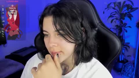 Snapshot of misscharlottte_18 chatting on October 29, 5:20 am Missy Charlottte.  Hey remember to give me a thumbs up ty online show from October 29, 5:20 am