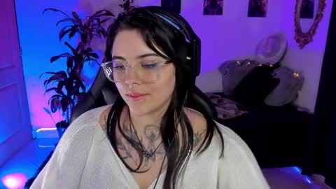 Snapshot of misscharlottte_18 chatting on January 9, 9:16 am Missy Charlottte.  Hey remember to give me a thumbs up ty online show from January 9, 9:16 am