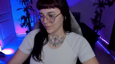 Snapshot of misscharlottte_18 chatting on February 27, 6:46 am Missy Charlottte.  Hey remember to give me a thumbs up ty online show from February 27, 6:46 am