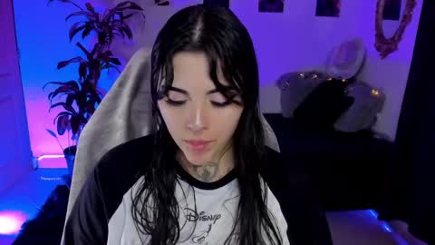 Snapshot of misscharlottte_18 chatting on January 10, 5:26 am Missy Charlottte.  Hey remember to give me a thumbs up ty online show from January 10, 5:26 am