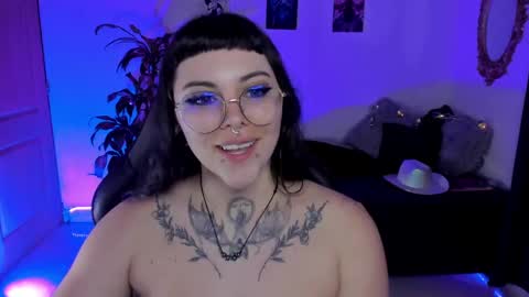 Snapshot of misscharlottte_18 chatting on January 18, 10:39 am Missy Charlottte.  Hey remember to give me a thumbs up ty online show from January 18, 10:39 am